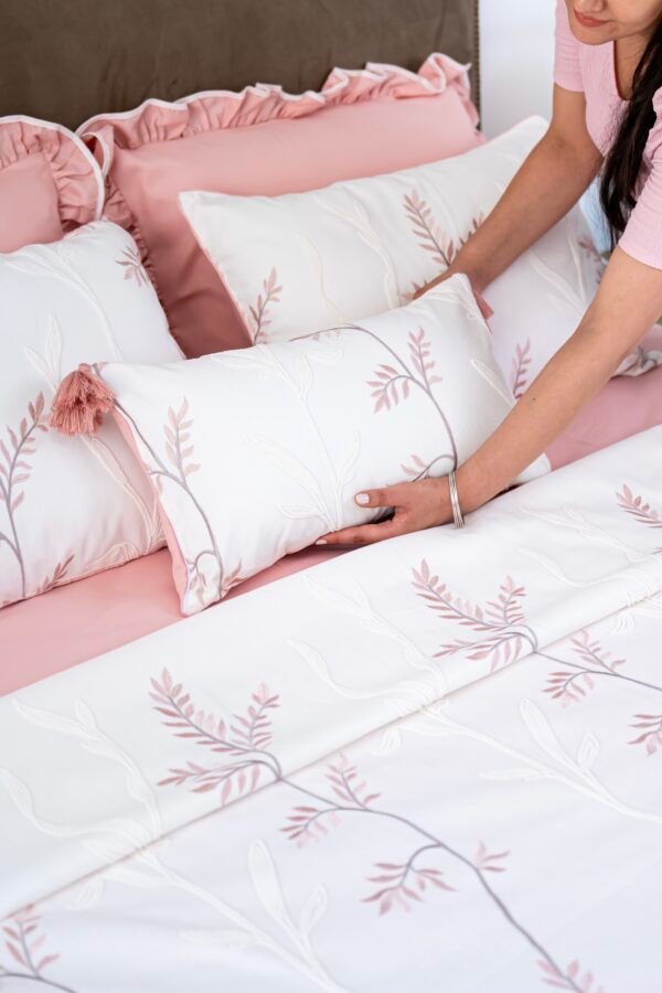 Parure de lit Haute Gamme  Jacquard Brodé "Rêve de Rose" (7 pièces) | A la Page
