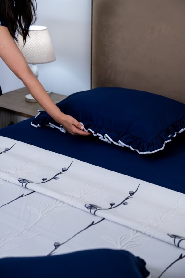 Parure de lit Haute Gamme  Jacquard Brodé "Minuit Blanc" (7 pièces) | A la Page