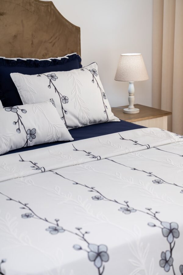 Parure de lit Haute Gamme  Jacquard Brodé "Minuit Blanc" (7 pièces) | A la Page