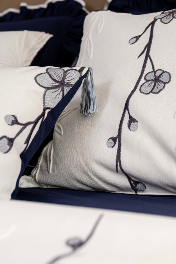 Parure de lit Haute Gamme  Jacquard Brodé "Minuit Blanc" (7 pièces) | A la Page
