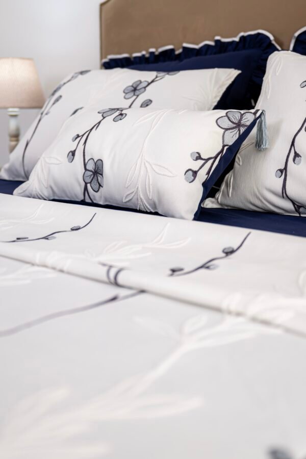 Parure de lit Haute Gamme  Jacquard Brodé "Minuit Blanc" (7 pièces) | A la Page
