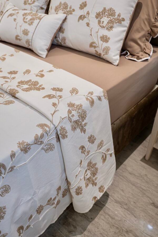 Parure de Lit Haute Gamme  Jacquard Brodé  "Fleur de Caramel" (7 Pièces) | A la Page