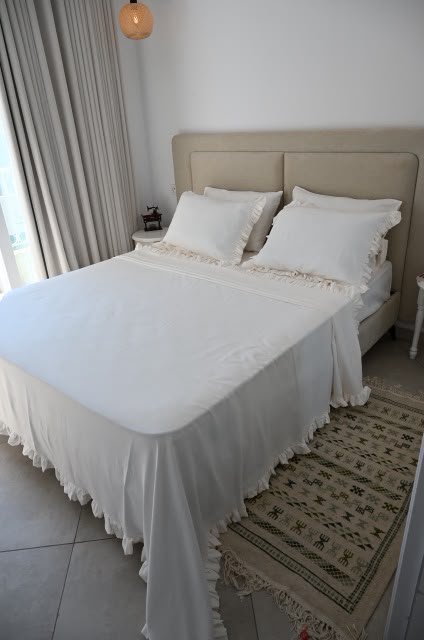 Parure de Lit Blanc Cassé à volants '' 6 Pièces ''