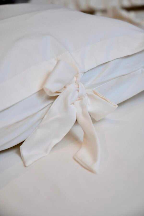 Parure de Lit Blanc Cassé à volants '' 6 Pièces ''